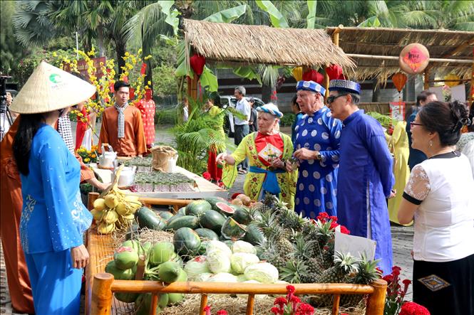 Foreign tourists are interested in the Vietnamese Tet traditions. VNA Photo: Nguyễn Thành