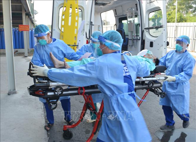 Trong ảnh: Diễn tập tình huống vận chuyển ca bệnh COVID-19 nặng đến Bệnh viện Dã chiến số 13. Ảnh: Đinh Hằng - TTXVN