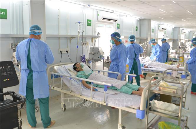 Trong ảnh: Diễn tập tình huống điều trị hồi sức cho các ca bệnh COVID-19 nặng tại Bệnh viện Dã chiến số 13. Ảnh: Đinh Hằng - TTXVN
