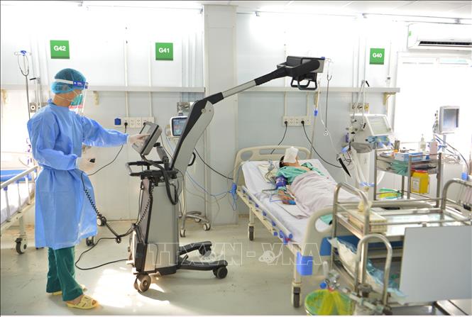 Trong ảnh: Diễn tập tình huống điều trị hồi sức cho các ca bệnh COVID-19 nặng tại Bệnh viện Dã chiến số 13. Ảnh: Đinh Hằng - TTXVN