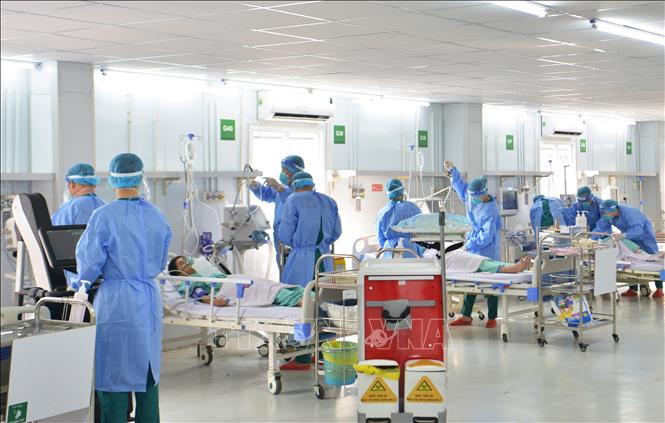 Trong ảnh: Diễn tập tình huống điều trị hồi sức cho các ca bệnh COVID-19 nặng tại Bệnh viện Dã chiến số 13. Ảnh: Đinh Hằng - TTXVN