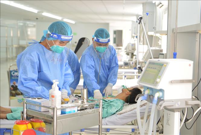 Trong ảnh: Diễn tập tình huống điều trị hồi sức cho các ca bệnh COVID-19 nặng tại Bệnh viện Dã chiến số 13. Ảnh: Đinh Hằng - TTXVN