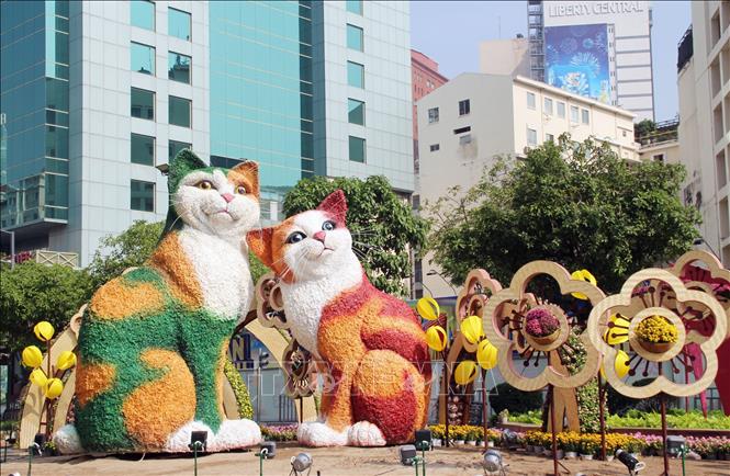 Trong ảnh: Đôi linh vật Quý Mão trên Đường hoa Nguyễn Huệ Tết Quý Mão 2023. Ảnh: Mỹ Phương - TTXVN