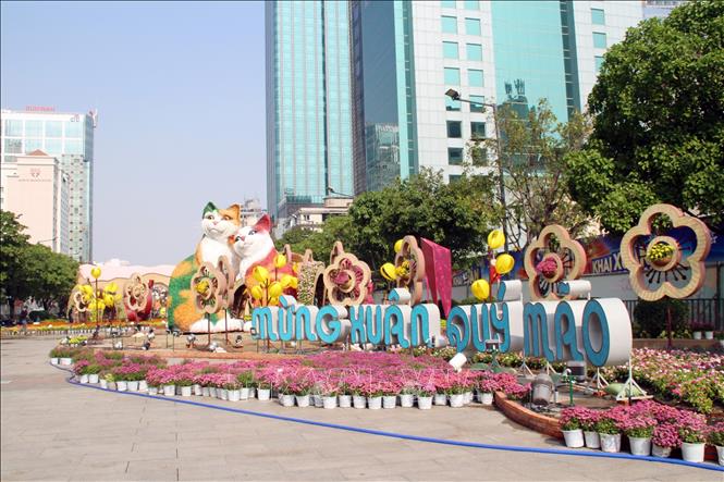 Trong ảnh: Cổng kết Đường hoa Nguyễn Huệ Tết Quý Mão 2023 có tên gọi “Thành phố thịnh vượng”. Ảnh: Mỹ Phương - TTXVN