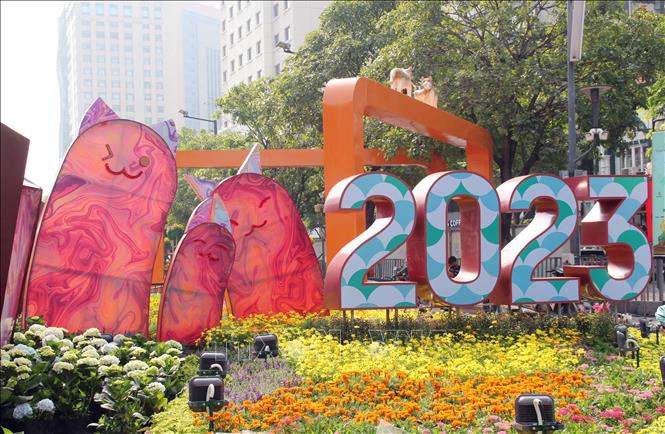 Trong ảnh: Gia đình linh vật Quý Mão được tạo hình ngộ nghĩnh tại Đường hoa Nguyễn Huệ Tết Quý Mão 2023. Ảnh: Mỹ Phương - TTXVN