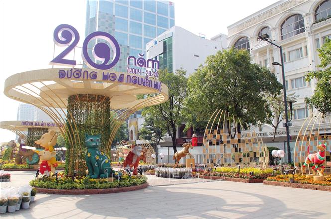 Trong ảnh: Biểu tượng dấu ấn 20 năm Đường hoa Nguyễn Huệ. Ảnh: Mỹ Phương - TTXVN