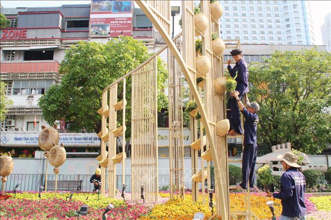 Trong ảnh: Trang trí cổng chào bằng hoa tươi tại Đường hoa Nguyễn Huệ Tết Quý Mão 2023. Ảnh: Mỹ Phương - TTXVN
