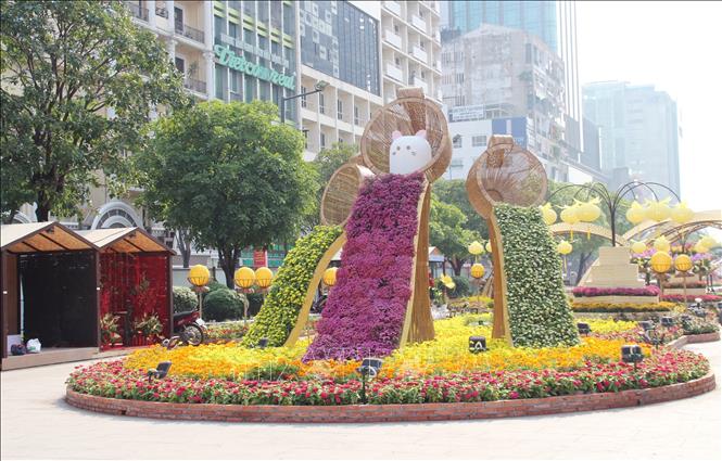 Trong ảnh: Tạo hình hoa tươi uốn lượn như dòng thác tăng thêm điểm nhấn rực rỡ sắc màu cho Đường hoa Nguyễn Huệ Tết Quý Mão 2023. Ảnh: Mỹ Phương - TTXVN