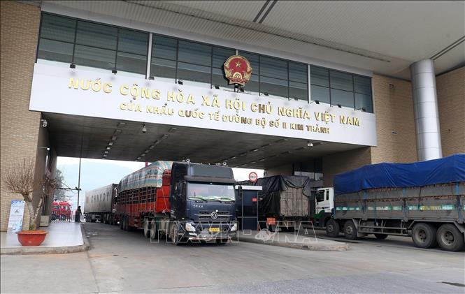 Container trucks cross the Kim Thanh 2 international border gate in the northern province of Lao Cai. VNA Photo: Quốc Khánh