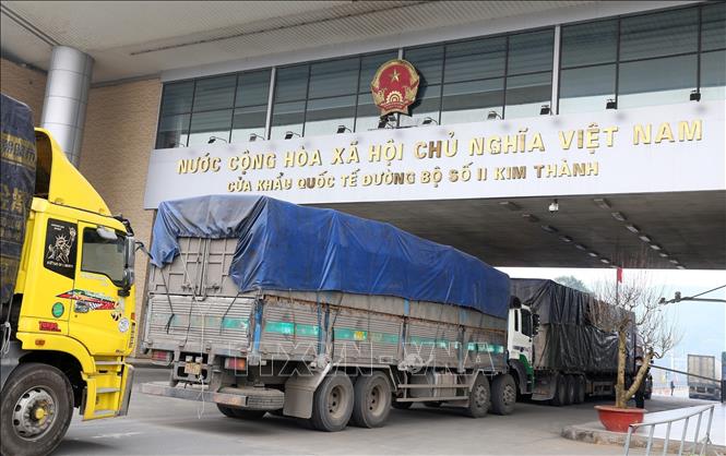 Container trucks cross the Kim Thanh 2 international border gate in the northern province of Lao Cai. VNA Photo: Quốc Khánh