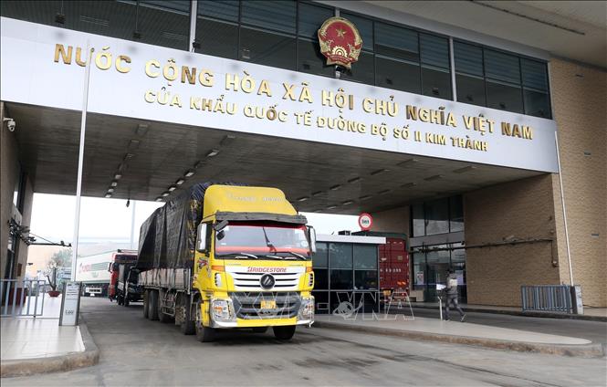 Container trucks cross the Kim Thanh 2 international border gate in the northern province of Lao Cai. VNA Photo: Quốc Khánh