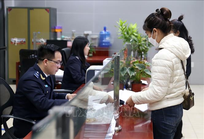 Businesses complete import-export procedures at the Kim Thanh 2 international border gate in the northern province of Lao Cai. VNA Photo: Quốc Khánh