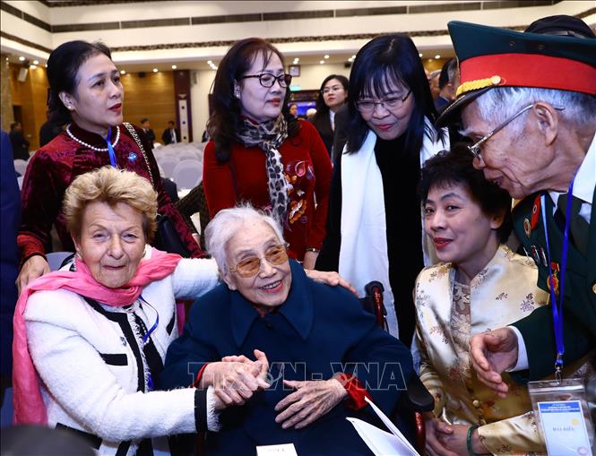 Former Vice President and former Foreign Minister Nguyen Thi Binh, who was head of the negotiation delegation of the Provisional Revolutionary Government of the Republic of South Vietnam at the Paris Conference, attends the meeting. VNA Photo: Lâm Khánh