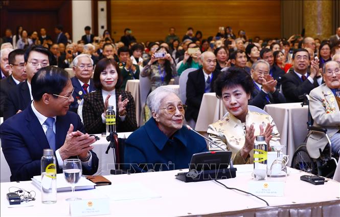 Former Vice President and former Foreign Minister Nguyen Thi Binh, who was head of the negotiation delegation of the Provisional Revolutionary Government of the Republic of South Vietnam at the Paris Conference, attends the meeting. VNA Photo: Lâm Khánh