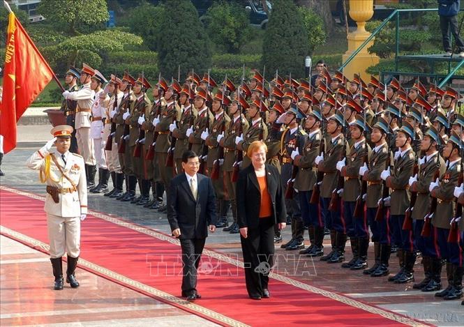 Chủ tịch nước Nguyễn Minh Triết và Tổng thống Phần Lan Tarja Haloen duyệt đội danh dự Quân đội Nhân dân Việt Nam (2008). Ảnh: Nhan Sáng – TTXVN