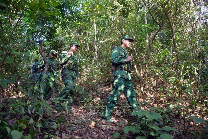 Trong ảnh: Các cán bộ, chiến sỹ Đồn Biên phòng Chiềng Sơn (Bộ Chỉ huy Bộ đội Biên phòng tỉnh Sơn La) tuần tra, kiểm soát để bảo vệ bình yên cho Tổ quốc và nhân dân. Ảnh: Quang Quyết-TTXVN