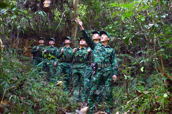 Trong ảnh: Các cán bộ, chiến sỹ Đồn Biên phòng Chiềng Sơn (Bộ Chỉ huy Bộ đội Biên phòng tỉnh Sơn La) tuần tra, kiểm soát để bảo vệ bình yên cho Tổ quốc và nhân dân. Ảnh: Quang Quyết-TTXVN