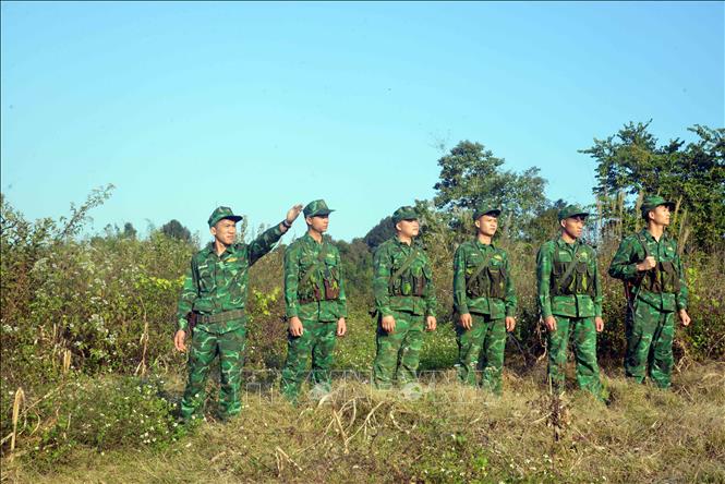 Trong ảnh: Các cán bộ, chiến sỹ Đồn Biên phòng Chiềng Sơn (Bộ Chỉ huy Bộ đội Biên phòng tỉnh Sơn La) tuần tra, kiểm soát để bảo vệ bình yên cho Tổ quốc và nhân dân. Ảnh: Quang Quyết-TTXVN