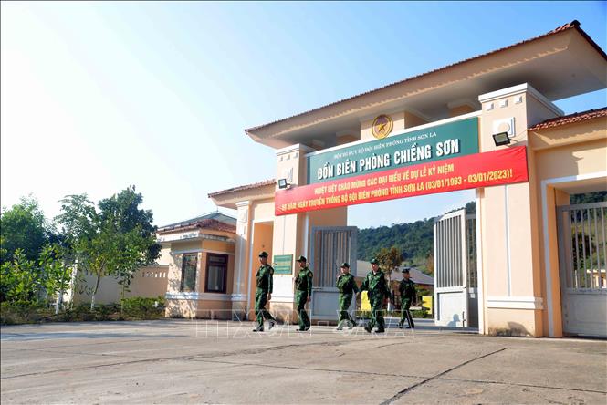 Trong ảnh: Các cán bộ, chiến sỹ Đồn Biên phòng Chiềng Sơn (Bộ Chỉ huy Bộ đội Biên phòng tỉnh Sơn La) hành quân tuần tra, kiểm soát để bảo vệ sự bình yên cho mọi người, mọi nhà. Ảnh: Quang Quyết-TTXVN