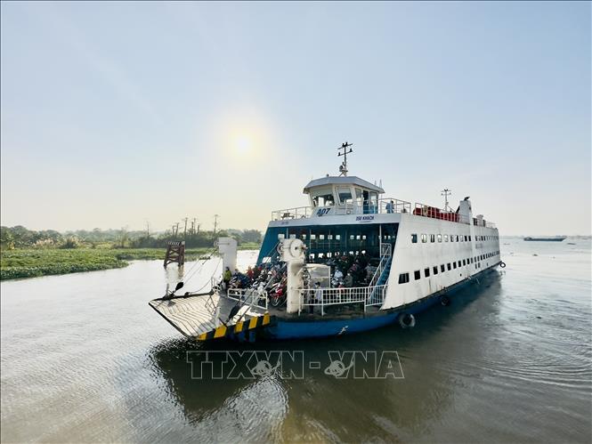 Trong ảnh: Phà An Hoà đưa khách vượt sông Hậu từ bờ Chợ Mới sang thành phố Long Xuyên. Ảnh: Thanh Sang- TTXVN.