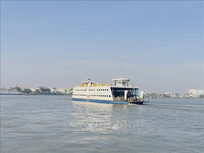 Trong ảnh: Phà An Hoà đưa khách vượt sông Hậu từ bờ Chợ Mới sang thành phố Long Xuyên. Ảnh: Thanh Sang- TTXVN.