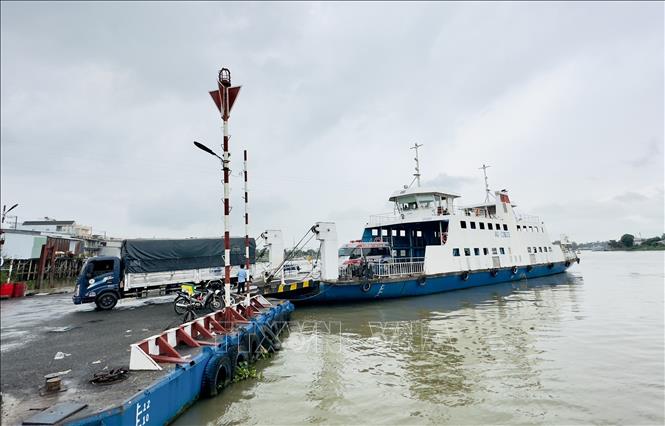 Trong ảnh: Phà Châu Giang (Châu Đốc, An Giang) đưa khách vượt sông Hậu cập bến Châu Đốc. Ảnh: Thanh Sang- TTXVN.

