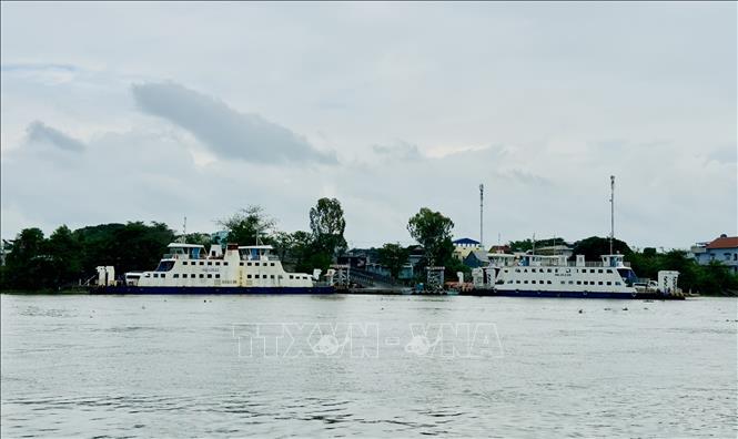 Trong ảnh: Bến phà Châu Giang bờ thị xã Tân Châu (An Giang) chuẩn bị đưa khách vượt sông Hậu qua bờ Châu Đốc. Ảnh: Thanh Sang- TTXVN.

