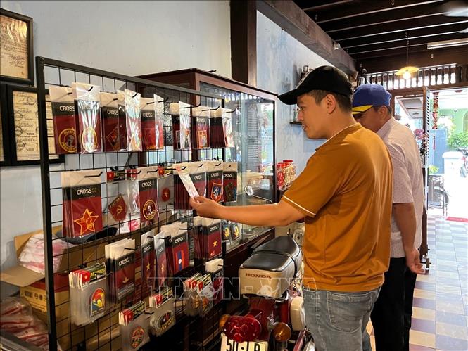 Trong ảnh: Người dân tới tham quan di tích Biệt động Sài Gòn ở di tích 113A Đặng Dung 