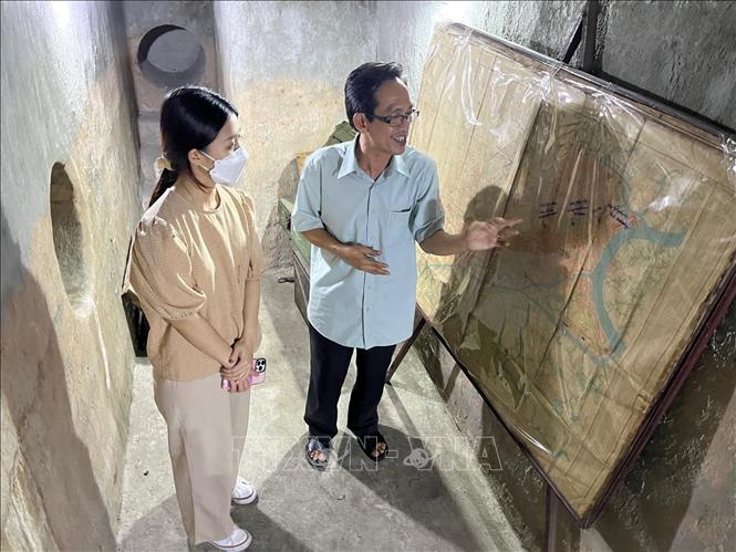 Trong ảnh: Cựu chiến binh Nguyễn Thanh Chi, người trực tiếp trông coi di tích số nhà 287/70 Nguyễn Đình Chiểu, Quận 3 đgiới thiệu cho khách tới tham quan. Ảnh: Hứa Chung - TTXVN