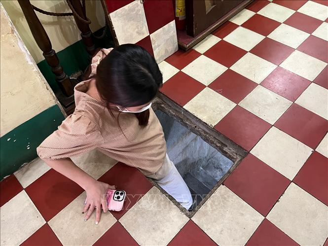 Trong ảnh: Khách tham quan trải nghiệm tại căn hầm số nhà 287/70 Nguyễn Đình Chiểu, Quận 3, Thành phố Hồ Chí Minh. Ảnh: Hứa Chung - TTXVN