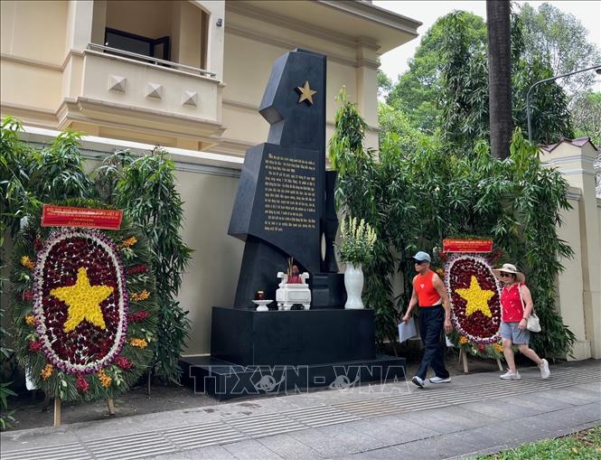 Trong ảnh: Bia tưởng niệm chiến sĩ Biệt động Sài Gòn hy sinh trong cuộc Tổng tiến công năm 1968 đặt trên đường Nguyễn Du, Quận 1, Tp.Hồ Chí Minh. Ảnh: Hứa Chung - TTXVN