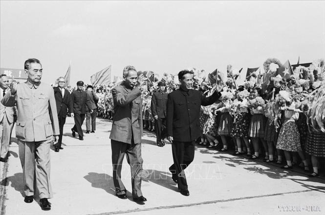 Ngày 4/6/1973, đại diện các tầng lớp nhân dân Bắc Kinh chào đón đoàn đại biểu Chính phủ Việt Nam do đ/c Lê Duẩn và đ/c Phạm Văn Đồng dẫn đầu sang thăm Trung Quốc. Ảnh: TTXVN.