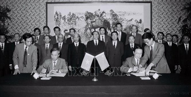 Từ ngày 5-10/11/1991, đoàn đại biểu cấp cao Việt Nam do đồng chí Tổng Bí thư Đỗ Mười, đ/c Võ Văn Kiệt, Chủ tịch HĐBT nước CHXHCN Việt Nam sang thăm Trung Quốc theo lời mời của Tổng Bí thư Giang Trạch Dân và đồng chí Lý Bằng, Thủ tướng Quốc vụ viện nước CHND Trung Hoa và chứng kiến Lễ ký hiệp định giữa 2 nước Trung Quốc – Việt Nam. Ảnh: TTXVN.