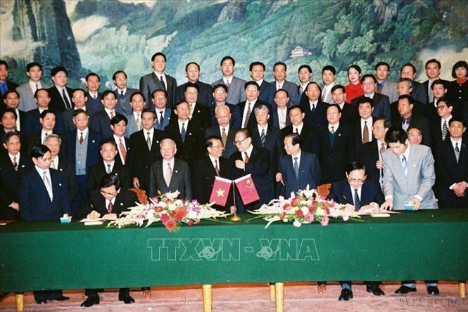 Bộ trưởng Ngoại giao Nguyễn Di Niên và Bộ Trưởng Ngoại giao Trung Quốc Đường Gia Triền ký tuyên bố chung giữa 2 nước VN – TQ nhân chuyến thăm hữu nghị chính thức CHND Trung Hoa của CTN Trần Đức Lương (T12/2000). Ảnh: TTXVN.