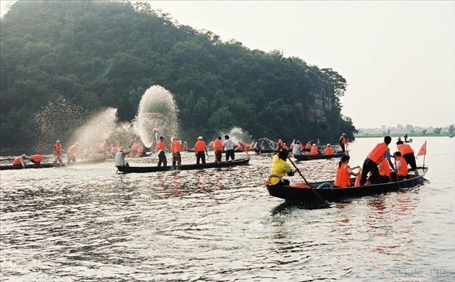 Thanh niên Việt Nam – Trung Quốc tham dự Lễ hội té nước chúc phúc tại Khu du lịch Phổ Giả Hắc (Khâu Bắc, Châu Văn Sơn, Vân Nam, Trung Quốc). Ảnh: TTXVN.