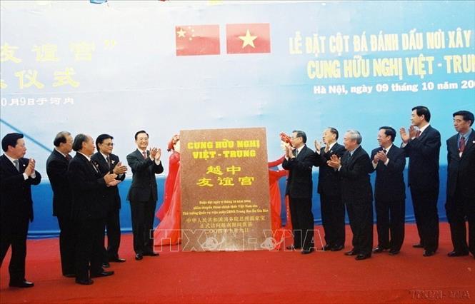  Thủ tướng Phan Văn Khải và Thủ tướng Ôn Gia Bảo cùng các quan chức hai nước Việt Nam-Trung Quốc khai trương Lễ đặt cột đá, nơi sẽ xây dựng Cung Hữu nghị Việt-Trung, ngày 9/10/2004, tại Hà Nội. Ảnh: TTXVN