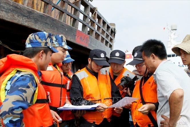 Lực lượng Cảnh sát biển Việt Nam và của Cục Cảnh sát biển Nam Hải (Trung Quốc) kiểm tra giấy phép đánh bắt cá của ngư dân Trung Quốc. Ảnh: Tuấn Anh – TTXVN
