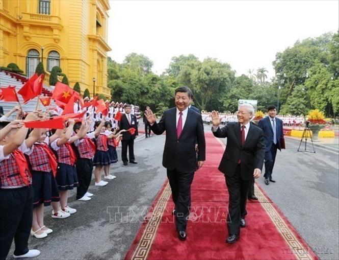 Tổng Bí thư Nguyễn Phú Trọng và Tổng Bí thư, Chủ tịch Trung Quốc Tập Cận Bình tại Lễ đón chính thức trong khuôn khổ chuyến thăm cấp Nhà nước tới Việt Nam từ ngày 12-13/11/2017. Ảnh: Trí Dũng – TTXVN