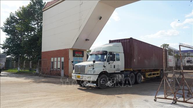 Các phương tiện vận chuyển hàng hóa xuất nhập khẩu qua lại biên giới tại Cửa khẩu quốc tế Xa Mát. Ảnh: Thanh Tân - TTXVN