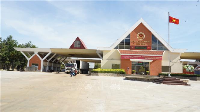 Cửa khẩu quốc tế Xa Mát là nơi tập trung các phương tiện làm thủ tục xuất nhập khẩu các loại nông sản, hàng thiết yếu qua lại biên giới. Ảnh: Thanh Tân - TTXVN