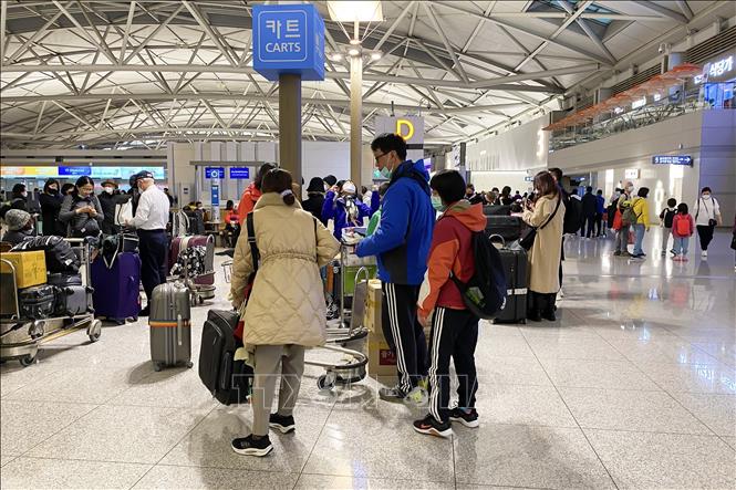 Trong ảnh: Hành khách đang chờ làm thủ tục check-in tại Sân bay Quốc tế Incheon ngày 18/1/2023. Ảnh: Anh Nguyên - PV TTXVN tại Hàn Quốc.