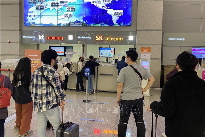 Trong ảnh: Hành khách xếp hàng làm thủ tục chuyển vùng quốc tế tại Sân bay Quốc tế Incheon ngày 18/1/2023. Ảnh: Anh Nguyên, PV TTXVN tại Hàn Quốc.