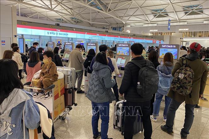 Trong ảnh: Hành khách xếp hàng làm thủ tục tự check-in ở Sân bay Quốc tế Incheon ngày 18/1/2023.  Ảnh: Anh Nguyên, PV TTXVN tại Hàn Quốc.