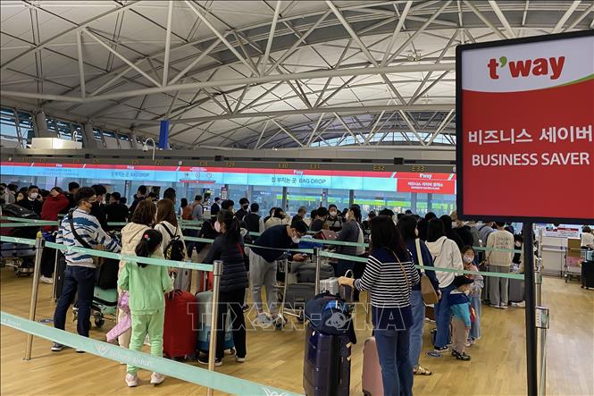 Trong ảnh: Khu vực check-in các chuyến bay quốc tế ở Sân bay Quốc tế Incheon luôn rất đông khách. Ảnh: Anh Nguyên, PV TTXVN tại Hàn Quốc.