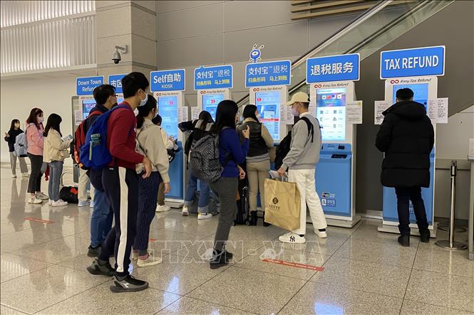Trong ảnh: Hành khách xếp hàng chờ lấy hóa đơn hoàn thuế tại Sân bay Quốc tế Incheon ngày 18/1/2023. Ảnh: Anh Nguyên, PV TTXVN tại Hàn Quốc.
