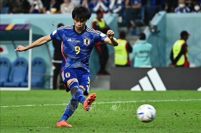 Trong ảnh: Tiền đạo Nhật Bản Kaoru Mitoma sút bóng trong trận đấu gặp Croatia vòng 16 đội World Cup 2022, tại Doha, Qatar ngày 5/12/2022. Ảnh: AFP/TTXVN
