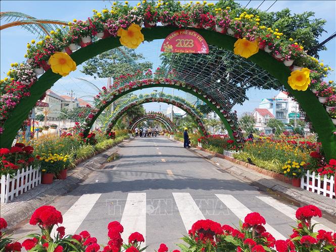 Trong ảnh: Đường 3 tháng 2 được trang trí trang hoàng rực rỡ. Ảnh: Chương Đài - TTXVN