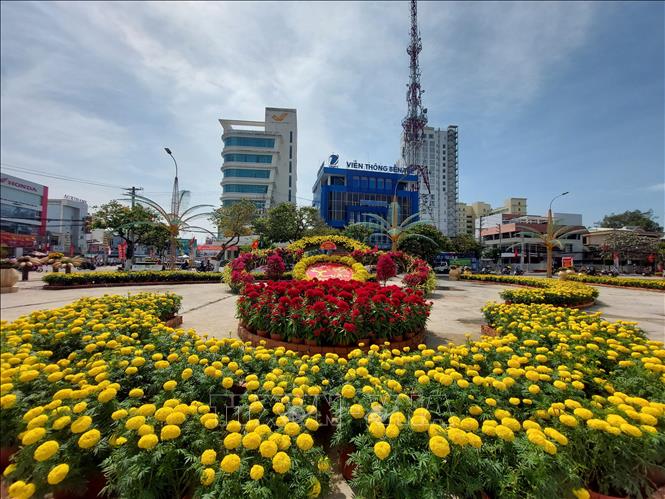 Trong ảnh: Các cụm tiểu cảnh tại công viên Bến Tre được trang trí rực rỡ sắc hoa tạo thành “điểm hẹn” du xuân cho mọi người dân. Ảnh: Chương Đài - TTXVN