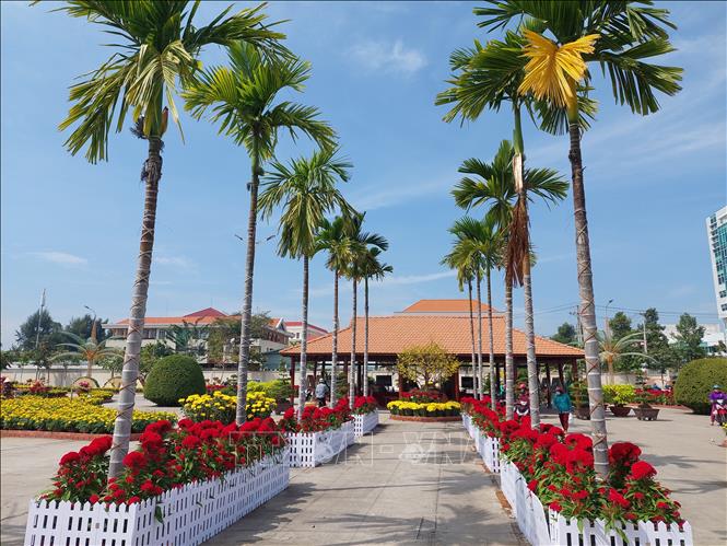 Trong ảnh: Các cụm tiểu cảnh tại công viên Bến Tre được trang trí rực rỡ sắc hoa tạo thành “điểm hẹn” du xuân cho mọi người dân. Ảnh: Chương Đài - TTXVN