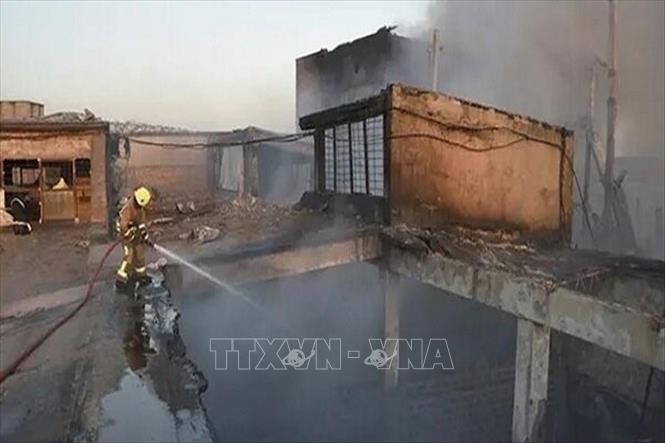 Lính cứu hoả dập lửa tại hiện trường vụ cháy tại doanh trại quân đội Armenia ở làng Azat, tỉnh Gegharkunik ngày 19/1/2023. Ảnh: MNA/TTXVN